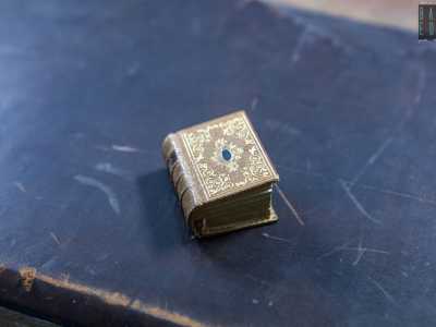 ...e poi un libro formato �mignon� della dimensione di 50x30 millimetri